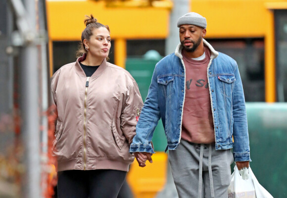 Exclusif - Ashley Graham (enceinte) et son mari Justin Ervin se promènent dans les rues de New York le 23 Novembre 2019