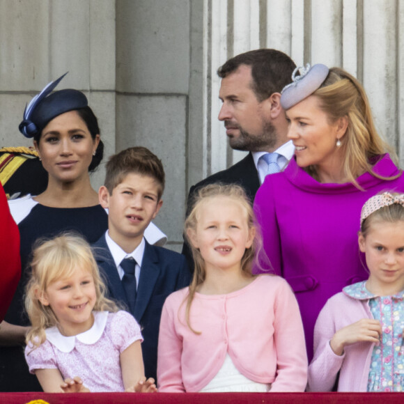 La reine Elisabeth II d'Angleterre, le prince Andrew, duc d'York, le prince Harry, duc de Sussex, et Meghan Markle, duchesse de Sussex, la princesse Beatrice d'York, la princesse Eugenie d'York, la princesse Anne, Savannah Phillips, Isla Phillips, Autumn Phillips, Peter Philips, James Mountbatten-Windsor, vicomte Severn- La famille royale au balcon du palais de Buckingham lors de la parade Trooping the Colour 2019, célébrant le 93ème anniversaire de la reine Elisabeth II, Londres, le 8 juin 2019.
