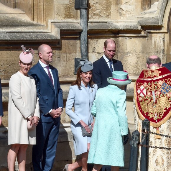 Peter Phillips, Autumn Phillips, le prince Harry, duc de Sussex, Zara Tindall, Mike Tindall, le prince William, duc de Cambridge, et Catherine (Kate) Middleton, duchesse de Cambridge, Le prince Andrew, duc d'York, la princesse Anne, Sir Timothy Lawrence, la princesse Beatrice d'York et La reine Elisabeth II d'Angleterre, arrivent pour assister à la messe de Pâques à la chapelle Saint-Georges du château de Windsor, le 21 avril 2119.