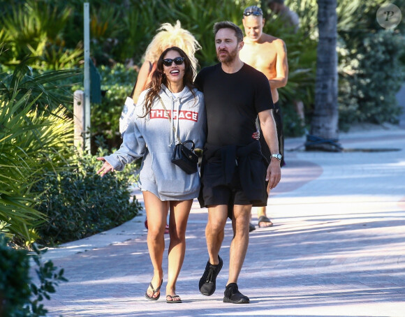 David Guetta et sa compagne Jessica Ledon se baladent en amoureux le long de la plage de Miami en Floride, le 20 novembre 2019.