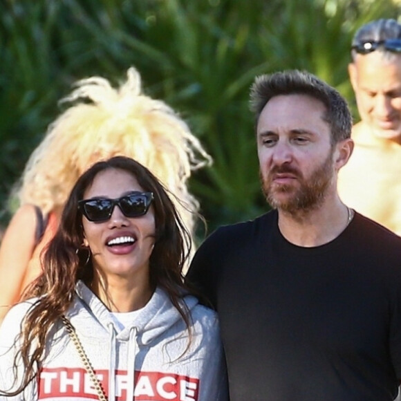 David Guetta et sa compagne Jessica Ledon se baladent en amoureux le long de la plage de Miami en Floride, le 20 novembre 2019.