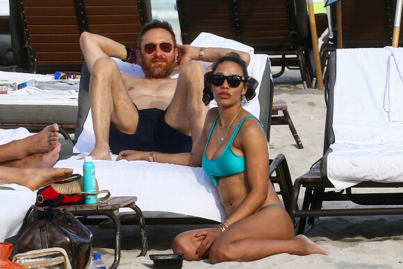 Le DJ David Guetta et sa petite amie Jessica Ledon sur une plage à Miami le 9 mars 2019.