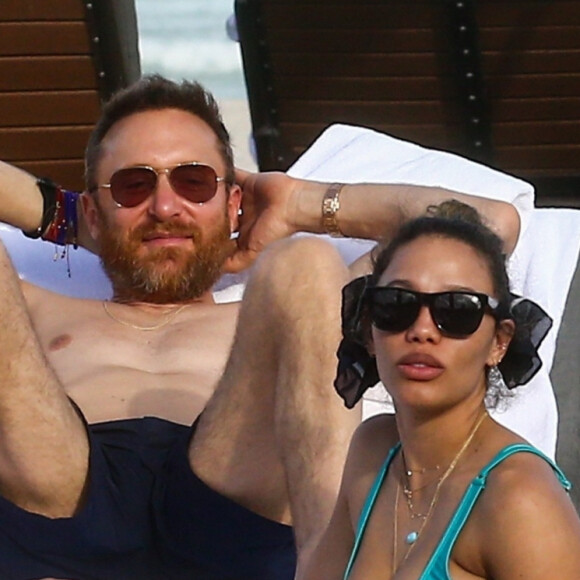 Le DJ David Guetta et sa petite amie Jessica Ledon sur une plage à Miami le 9 mars 2019.