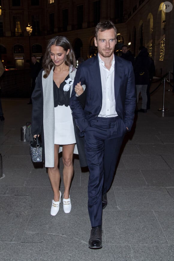 Alicia Vikander et son mari Michael Fassbender quittent le dîner de présentation du diamant "Sewelô" de Louis Vuitton et rentrent à pied à l'hôtel Ritz. Paris, France, le 21 janvier 2020.
