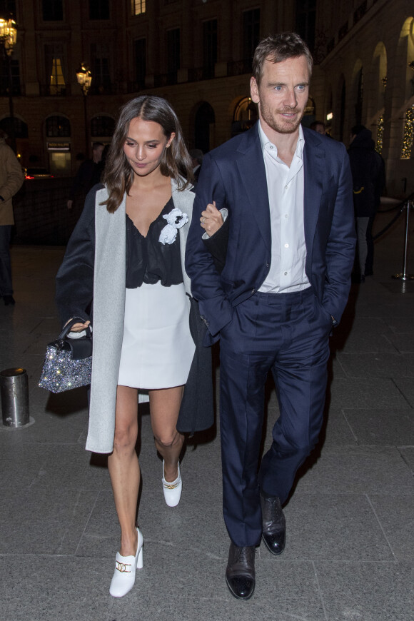 Alicia Vikander et son mari Michael Fassbender quittent le dîner de présentation du diamant "Sewelô" de Louis Vuitton et rentrent à pied à l'hôtel Ritz. Paris, France, le 21 janvier 2020.