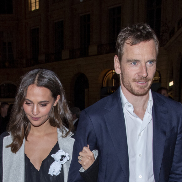 Alicia Vikander et son mari Michael Fassbender quittent le dîner de présentation du diamant "Sewelô" de Louis Vuitton et rentrent à pied à l'hôtel Ritz. Paris, France, le 21 janvier 2020.