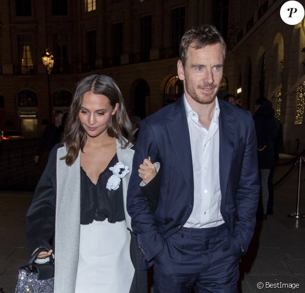 Alicia Vikander et son mari Michael Fassbender quittent le dîner de présentation du diamant "Sewelô" de Louis Vuitton et rentrent à pied à l'hôtel Ritz. Paris, France, le 21 janvier 2020.