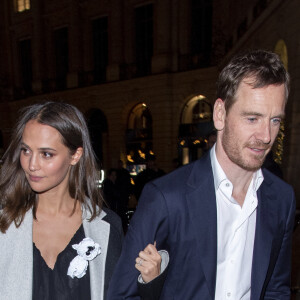 Alicia Vikander et son mari Michael Fassbender quittent le dîner de présentation du diamant "Sewelô" de Louis Vuitton et rentrent à pied à l'hôtel Ritz. Paris, France, le 21 janvier 2020.