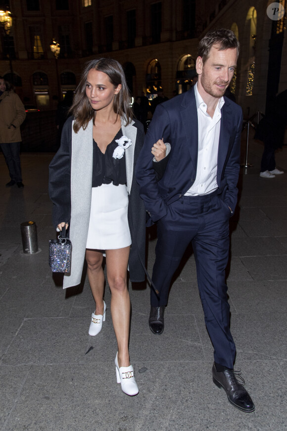 Alicia Vikander et son mari Michael Fassbender quittent le dîner de présentation du diamant "Sewelô" de Louis Vuitton et rentrent à pied à l'hôtel Ritz. Paris, France, le 21 janvier 2020.