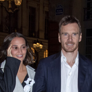 Alicia Vikander et son mari Michael Fassbender quittent le dîner de présentation du diamant "Sewelô" de Louis Vuitton et rentrent à pied à l'hôtel Ritz. Paris, France, le 21 janvier 2020.