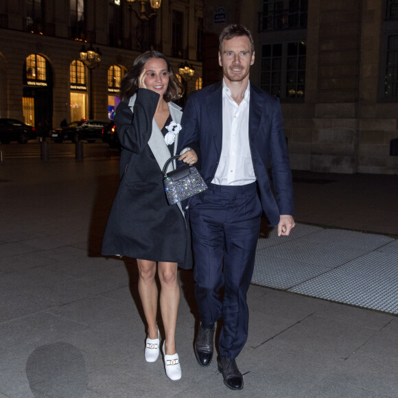 Alicia Vikander et son mari Michael Fassbender quittent le dîner de présentation du diamant "Sewelô" de Louis Vuitton et rentrent à pied à l'hôtel Ritz. Paris, France, le 21 janvier 2020.