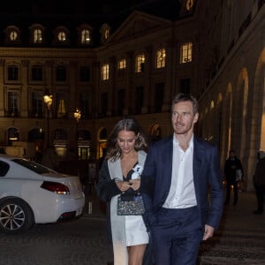 Alicia Vikander et son mari Michael Fassbender quittent le dîner de présentation du diamant "Sewelô" de Louis Vuitton et rentrent à pied à l'hôtel Ritz. Paris, France, le 21 janvier 2020.