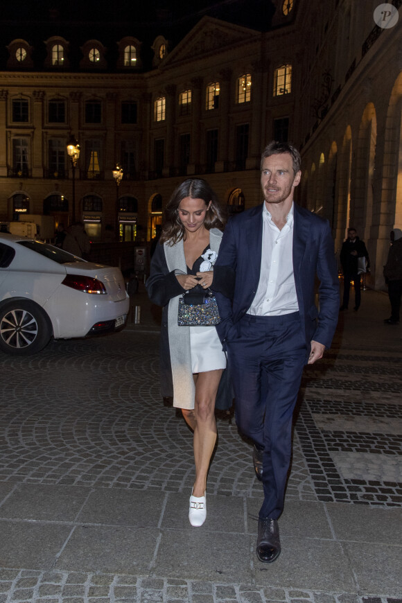 Alicia Vikander et son mari Michael Fassbender quittent le dîner de présentation du diamant "Sewelô" de Louis Vuitton et rentrent à pied à l'hôtel Ritz. Paris, France, le 21 janvier 2020.