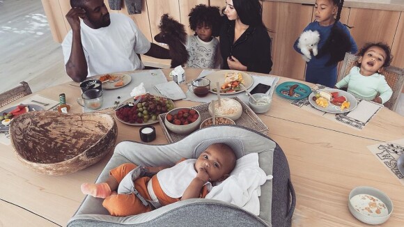 Kim Kardashian : Petit déjeuner en famille, rare photo de sa maison