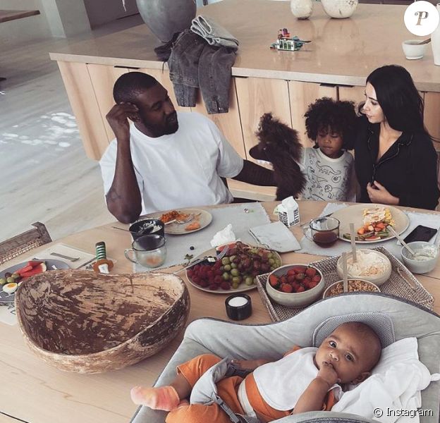 Kim Kardashian partage une photo de ses quatre enfants et de son mari Kanye West au petit-dej, le 22 janvier 2020.