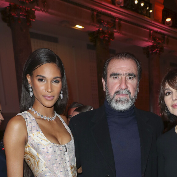 Cindy Bruna, Eric Cantona et Monica Bellucci (robe Paule Ka) lors de la soirée de gala de la 18ème édition du "Dîner de la mode du Sidaction" au Pavillon Cambon Capucines - Potel et Chabot à Paris, France, le 23 janvier 2020. © Olivier Borde/Bestimage