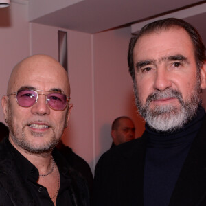 Pascal Obispo et Eric Cantona lors de la soirée de gala de la 18ème édition du "Dîner de la mode du Sidaction" au Pavillon Cambon Capucines - Potel et Chabot à Paris, France, le 23 janvier 2020. © Rachid Bellak/Bestimage