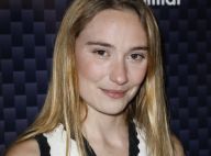 Déborah François, Héloïse Martin et Mélanie Bernier entourent Nicolas Bary