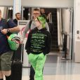  Billie Eilish arrive avec des amis à l'aéroport de Los Angeles, le 7 juillet 2019. 