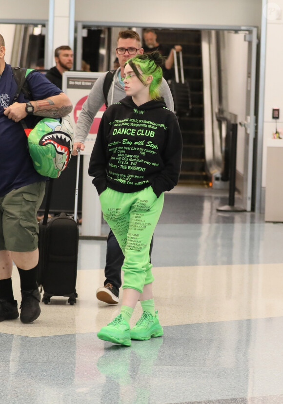 Billie Eilish arrive avec des amis à l'aéroport de Los Angeles, le 7 juillet 2019.