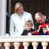 La princesse Charlene et le prince Albert II de Monaco, leurs enfants le prince Jacques et la princesse Gabriella - La famille princière de Monaco au balcon du palais lors de la Fête nationale monégasque à Monaco. Le 19 novembre 2019 ©