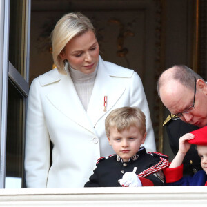 La princesse Charlene et le prince Albert II de Monaco, leurs enfants le prince Jacques et la princesse Gabriella - La famille princière de Monaco au balcon du palais lors de la Fête nationale monégasque à Monaco. Le 19 novembre 2019 ©