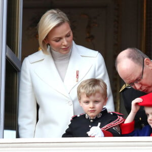 La princesse Charlene et le prince Albert II de Monaco, leurs enfants le prince Jacques et la princesse Gabriella - La famille princière de Monaco au balcon du palais lors de la Fête nationale monégasque à Monaco. Le 19 novembre 2019 ©