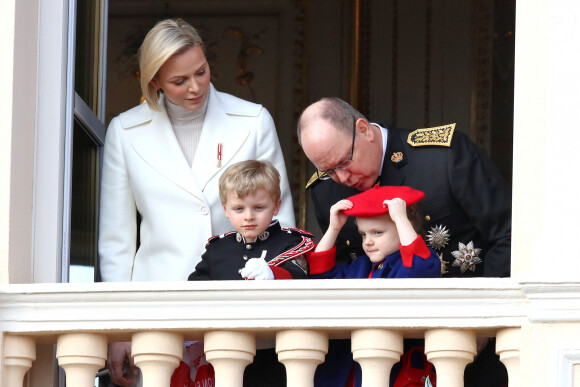 La princesse Charlene et le prince Albert II de Monaco, leurs enfants le prince Jacques et la princesse Gabriella - La famille princière de Monaco au balcon du palais lors de la Fête nationale monégasque à Monaco. Le 19 novembre 2019 ©
