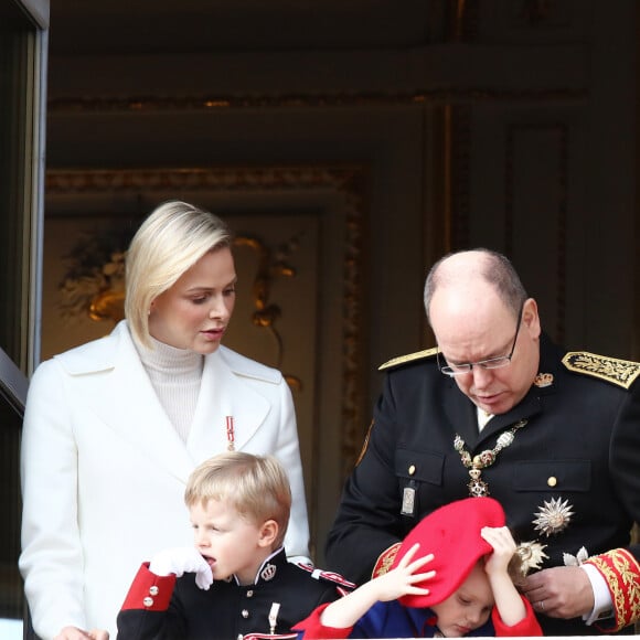 Le prince Albert II de Monaco, sa femme la princesse Charlene et leurs enfants le prince Jacques et la princesse Gabriella - La famille princière de Monaco au balcon du palais lors de la Fête nationale monégasque à Monaco. Le 19 novembre 2019 © Dominique Jacovides / Bestimage