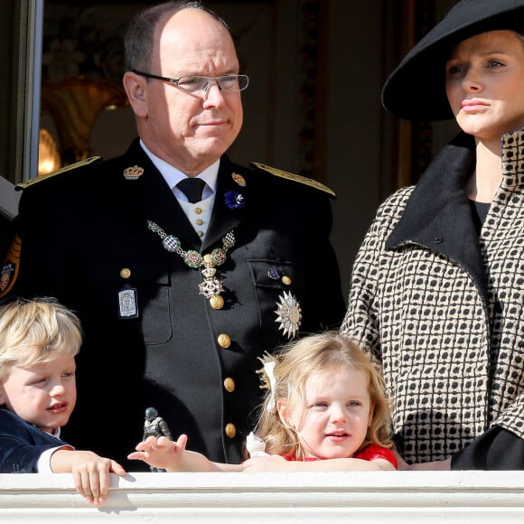 Le prince Albert II de Monaco, sa femme la princesse Charlene de Monaco et leurs enfants, la princesse Gabriella et le prince Jacques - La famille princière de Monaco au balcon du palais lors de la fête nationale monégasque, à Monaco le 19 novembre 2018. © Dominque Jacovides/Bestimage