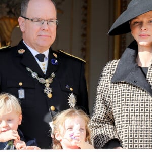 Le prince Albert II de Monaco, sa femme la princesse Charlene de Monaco et leurs enfants, la princesse Gabriella et le prince Jacques - La famille princière de Monaco au balcon du palais lors de la fête nationale monégasque, à Monaco le 19 novembre 2018. © Dominque Jacovides/Bestimage