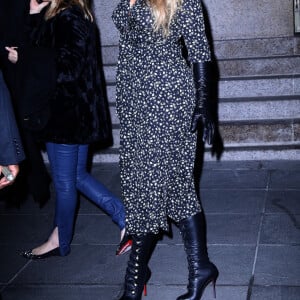 Blake Lively porte des bottes Louboutin à la sortie de la projection de "The Rhythm Section" au Brooklyn Academy of Music à New York, le 27 janvier 2020.