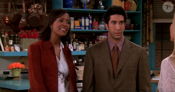 Ross (David Schwimmer) et Charlie (Aisha Tyler) dans Friends- Saisons 9 et 10.