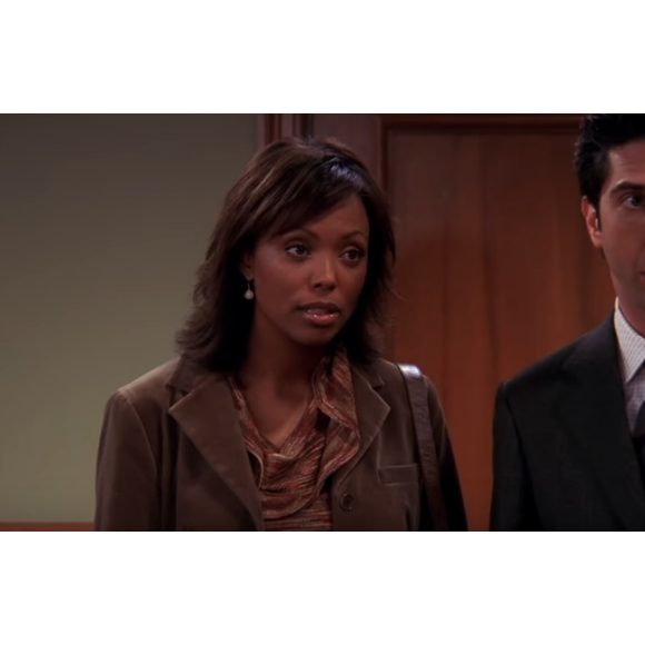 Ross (David Schwimmer) et Charlie (Aisha Tyler) dans Friends- Saisons 9 et 10.