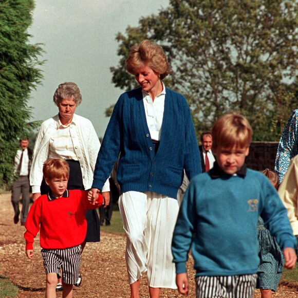 Diana avec ses fils William et Harry en 1989.