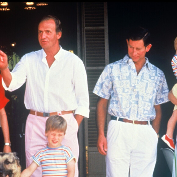 Le prince Charles et Diana, leurs enfants Harry et William, avec le roi Juan Carlos et la reine Sophia d'Espagne à Palma de Majorque en 1986.
