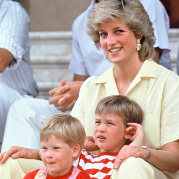 Diana avec ses fils William et Harry à Majorque, en 1987.