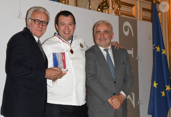 Exclusif - Alain Ducasse, le chef cuisinier, reçoit le prix du rayonnement gastronomique de Guillaume Gomez, le chef cuisinier de l'Elysée, et Guy Savoy, le chef cuisinier lors de la soirée du Grand Prix du Rayonnement Français au Quai d'Orsay à Paris, FRance, le 1er octobre 2019.  © Coadic Guirec/Bestimage