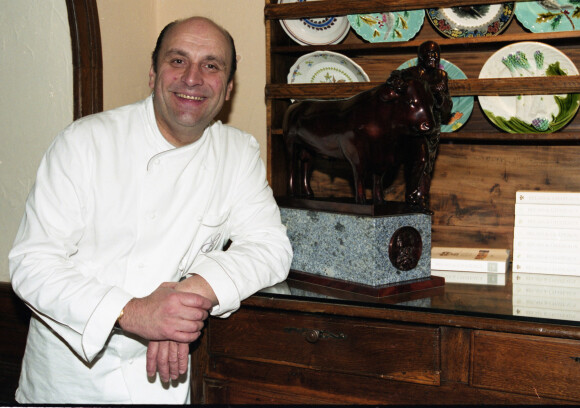 Le chef Bernard Loiseau pose à l'hôtel de la Côte d'Or à Saulieu, en 2002.