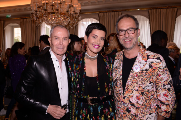 Exclusif - Emmanuel de Brantes, Jean-Claude Jitrois, Cristina Cordula - Rallye Vendôme 80, Paris le 7 juin 2019. Du claquement des pavés de la place Vendôme à celui d'un dance floor, il n'y a qu'un pas qu'E. de Brantes, ambassadeur de la ville, et ses associés SRO Motorsports, n'ont pas hésité à franchir pour proposer une version eighties du luxissime rallye Place Vendôme Paris - Vendôme qui se tient du 7 au 9 juin 2019. Initiée par E.de Brantes, président de l'Association pour la Promotion de l'Excellence Française, cette randonnée touristique débute le 7 juin par une exposition de 80 voitures et motos des années 80 sur la Place Vendôme. Un jury composé de personnalités éminentes (dont M.Cerrone) jugent le " total look " années 80 des équipages lors d'un concours comprenant tenues vestimentaires, coiffure, accessoires, et playlist du véhicule. Les prix sont remis par C.Cordula au cours de la soirée de gala qui se déroule au Ritz Paris. Le 8 juin, les équipages quitteront la Place Vendôme et rouleront vers le château de Chenonceau où une soirée années 80 les attend : dîner gastronomique à l'Orangerie suivi d'un concert privé de C.Loeb, J-P.Mader et J.Jamison. Le 9 juin après une nuit passée dans un château ou hôtel près d'Amboise, les équipages rouleront sur un parcours longeant les châteaux de la Loire jusqu'à Vendôme où ils paraderont à travers les rues historiques de la ville avant de stationner devant la mairie. Le temps d'un déjeuner de clôture dans la cour carrée de l'hôtel de ville. Une partie des bénéfices de l'événement sera reversée à l'Institut du Cerveau et de la Moelle épinière. © Rachid Bellak / Bestimage07/06/2019 - Paris