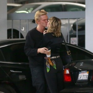 Exclusif - Miley Cyrus et son compagnon Cody Simpson s'embrassent fougueusement dans le parking de l'hôpital Cedars-Sinai. Los Angeles, le 16 janvier 2020.