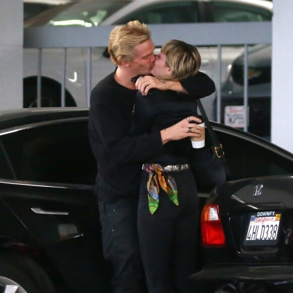 Exclusif - Miley Cyrus et son compagnon Cody Simpson s'embrassent fougueusement dans le parking de l'hôpital Cedars-Sinai. Los Angeles, le 16 janvier 2020.