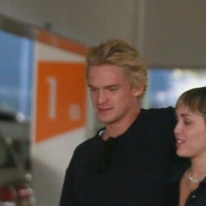 Exclusif - Miley Cyrus et son compagnon Cody Simpson s'embrassent fougueusement dans le parking de l'hôpital Cedars-Sinai. Los Angeles, le 16 janvier 2020.