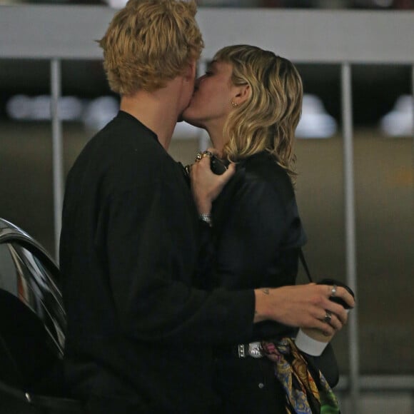 Exclusif - Miley Cyrus et son compagnon Cody Simpson s'embrassent fougueusement dans le parking de l'hôpital Cedars-Sinai. Los Angeles, le 16 janvier 2020.