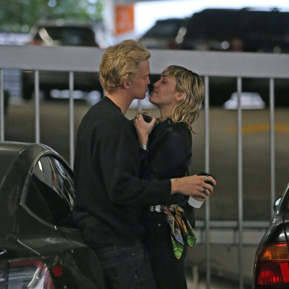 Exclusif - Miley Cyrus et son compagnon Cody Simpson s'embrassent fougueusement dans le parking de l'hôpital Cedars-Sinai. Los Angeles, le 16 janvier 2020.
