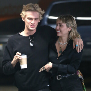 Exclusif - Miley Cyrus et son compagnon Cody Simpson s'embrassent fougueusement dans le parking de l'hôpital Cedars-Sinai. Los Angeles, le 16 janvier 2020.