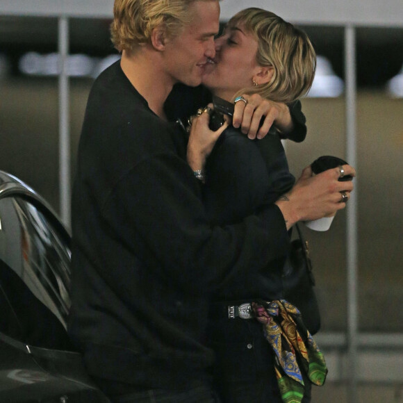 Exclusif - Miley Cyrus et son compagnon Cody Simpson s'embrassent fougueusement dans le parking de l'hôpital Cedars-Sinai. Los Angeles, le 16 janvier 2020.