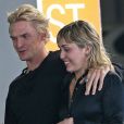 Exclusif - Miley Cyrus et son compagnon Cody Simpson s'embrassent fougueusement dans le parking de l'hôpital Cedars-Sinai. Los Angeles, le 16 janvier 2020.