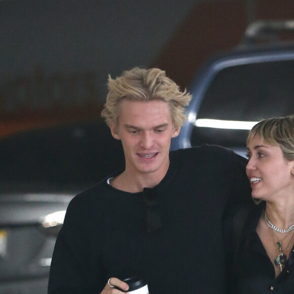 Exclusif - Miley Cyrus et son compagnon Cody Simpson s'embrassent fougueusement dans le parking de l'hôpital Cedars-Sinai. Los Angeles, le 16 janvier 2020.