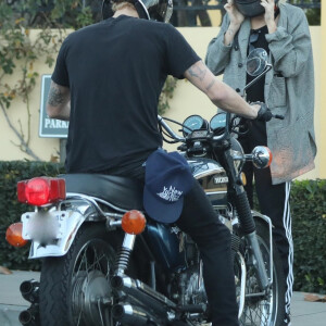 Exclusif - Miley Cyrus et son compagnon Cody Simpson sortent dîner avec la moto vintage de Cody à Calabasas le 23 janvier 2020.